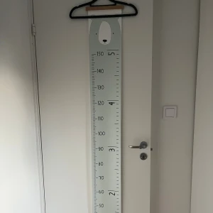 Väggmätsticka med björn - Rolig och stilren väggmätsticka med björnmotiv, perfekt för att mäta längden på dig och dina vänner! Passar utmärkt i barn- eller ungdomsrummet och gör det enkelt att följa din tillväxt över tid.