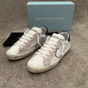 Phillipe Model skor  - Tja säljer nu dessa feta Phillipe models skor i ganska bra skick. Dom börjar bli rätt slitna under men är annars fräscha. Storlek 40 men sitter som 41-42