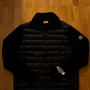 Moncler cardigan  - Säljer denna Moncler, passar för dom som är lite längre och inte kan använda L! Skriv för frågor eller bilder annars så klicka hem den så är den din!