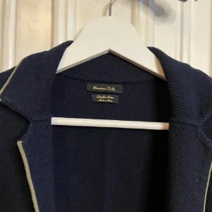 Massimo dutti cardigan  - Säljer en snygg Massimo dutti tröja/cardigan i storlek S. Väldigt bra skick och jag på bilden är 176. 