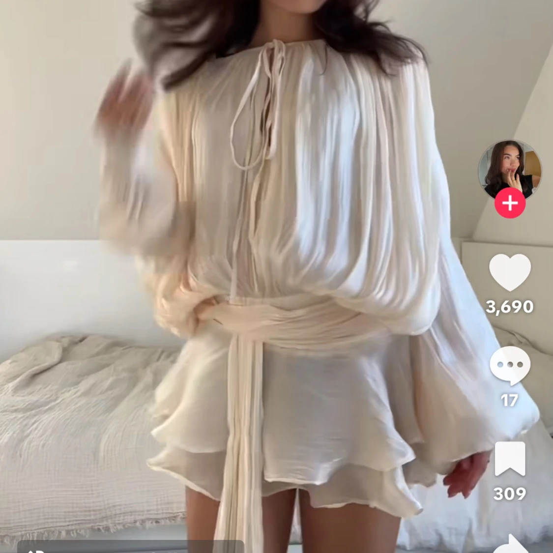 Champagnefärgad kortklänning Bella Barnett - 1