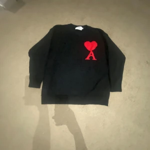 Ami Paris Svart - Säljer nu min Ami Paris sweatshirt då den är för liten för mig. Fick den i present av min morfar i somras så inte varit i min ägo länge. Väldigt bra skick och stilren.  Om jag har tur kan jag se om jag har kvar kvitto och påse till den men inte säkert. Priset är inte helt klart men inga skambud. MVH Julius