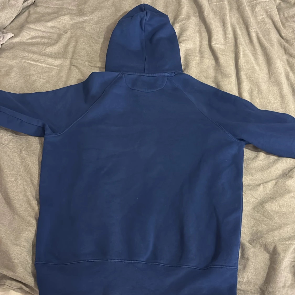 Blå hoodie från GANT med logga - 1