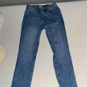 Blå jeans straight fit - Klassiska blå jeans med rak passform och normal midja. Perfekta för dig som gillar en tidlös och avslappnad stil.