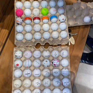Golfbollar - Blandade märken - Samling med golfbollar från populära märken som Titleist, Callaway, TaylorMade, Srixon och Vice. Perfekt för dig som vill ha många bollar till träning eller spel. Flera färger och mönster, passar både nybörjare och erfarna golfare.