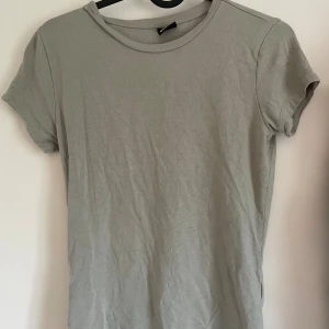 Ljusgrön t-shirt🤍 - En basic ljusgrön t-shirt från Gina Tricot i storlek S. T-shirten har rund halsringning och korta ärmar. Tillverkad i mjuk bomull, perfekt för en clean och enkel look🫶🏻