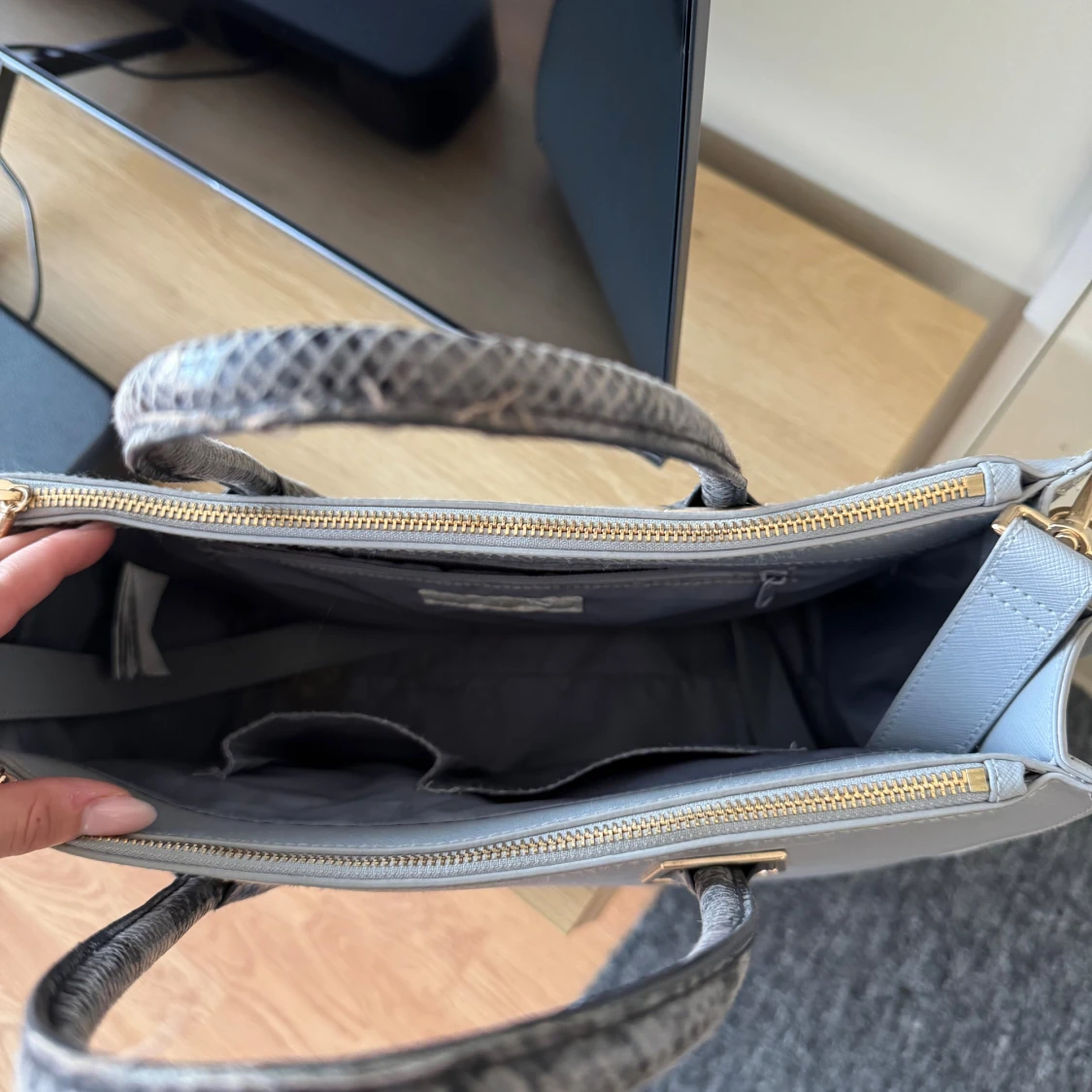 Grå handväska med ormmönstrade handtag - 1