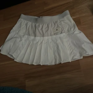 Adidas x Stella McCartney tenniskjol - Vanlig kjol så inga ditsydda shorts under, inga synliga defekter, se bild 5 för material