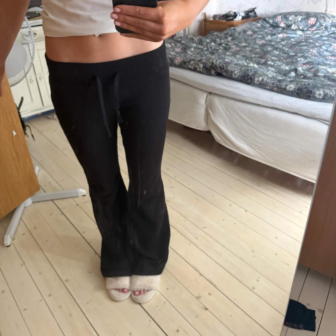 Svarta bootcut mjukisbyxor med snörning - 1