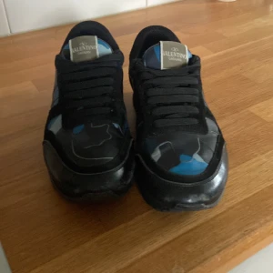 Valentino Garavani sneakers med blå camo - Blåa valentino garavani rockrunners är i väldigt bra skick 