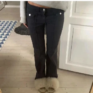 Svarta Unika H&M Jeans Slutsålda - Nästan nyskick, har använt 2 gånger. Slutsålda och säljs inte längre, jätte fina!🩷 Skriv för mer information osv