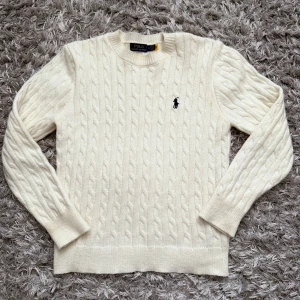 Vit tröja Polo Ralph Lauren - vit tröja från Polo Ralph Lauren med klassisk rund hals och broderad logga på bröstet. 