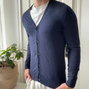 Massimo Dutti cardigan S - Massimo Dutti cardigan S, inga defekter. Sitter väldigt tight på mig som är 180,75 kg. 🤝
