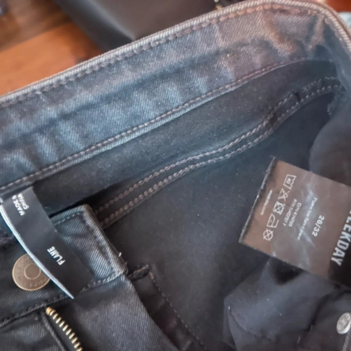 Gråa flared jeans från Weekday - 1