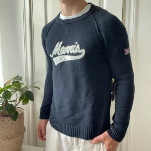 Morris sweatshirt blå S - Morris sweatshirt blå S, inga större defekter förutom att storleks lappen håller på att ramla av. Modellen är 180,75 kg 😊