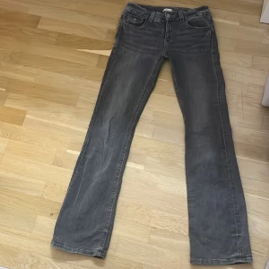 Grå bootcut jeans med broderade fickor - Säljer ett par grå jeans med bootcut passform och snygga broderade detaljer på bakfickorna. Jeansen har klassisk femficksdesign, normal midja och är tillverkade i mjukt jeanstyg. Perfekta för dig som gillar en avslappnad men ändå stilren look - Jag kan diskutera pris 💕
