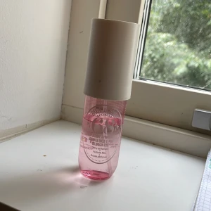 Brazilian Crush Cheirosa 68 Perfume Mist - Fräsch och tropisk body mist från Sol de Janeiro, Brazilian Crush Cheirosa 68. Flaskan är genomskinlig med rosa ton och har en vit spraykork. Doften har inslag av jasmin och pink dragonfruit. Perfekt för dig som gillar söta och fruktiga dofter.
