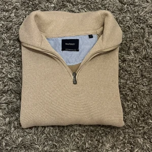 Stickad half zip från Sea Ranch - Säljer denna beiga half zip från sea ranch. Den är perfekt inför höstkvällar och vinterdagar. Det är storlek S. Vid frågor är det bara att höra av sig!