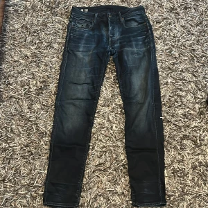 Jeans (G star raw) - Ett par blåa G star raw jeans. Passar bra på mig och är 173cm lång väger 63