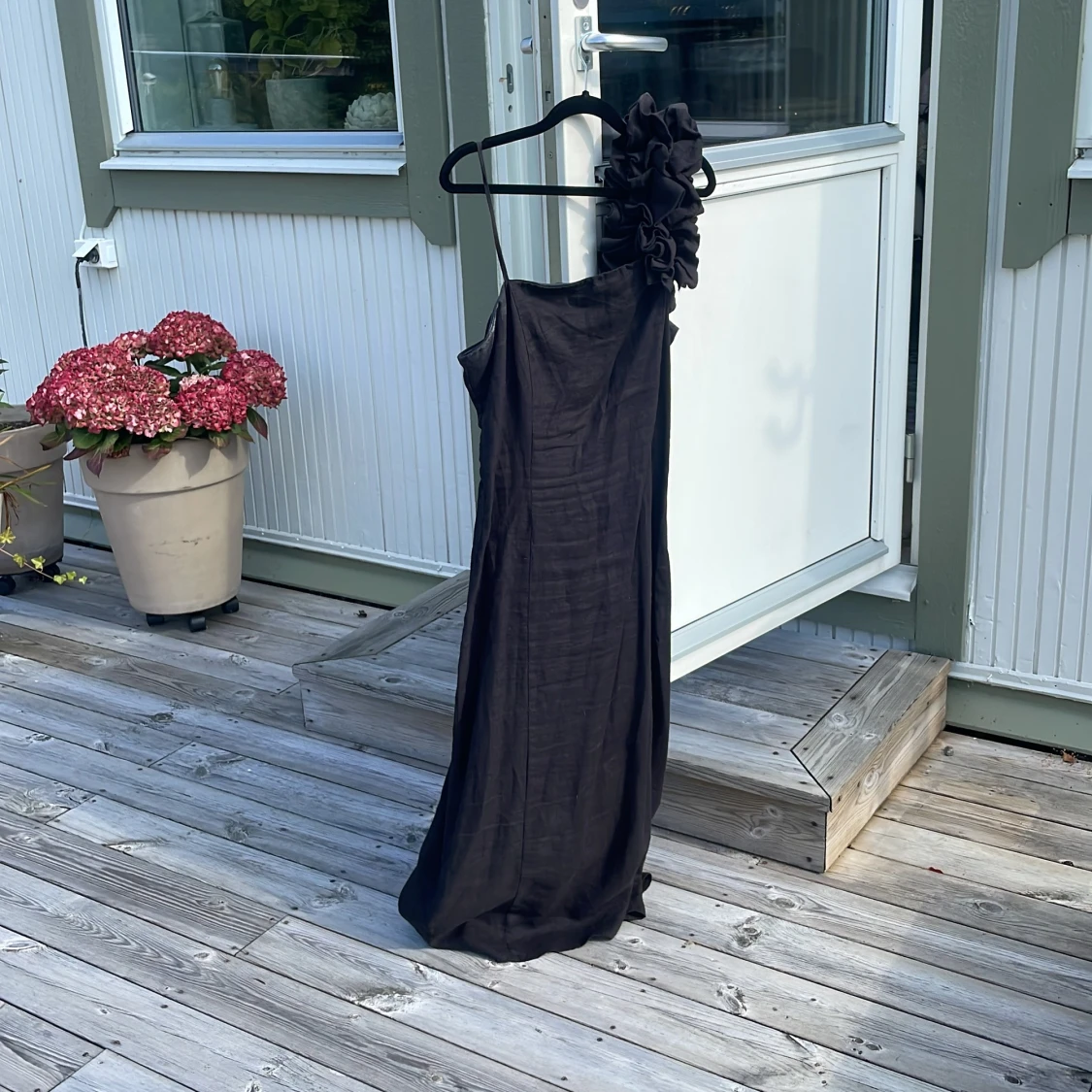 Svart långklänning med volangaxel