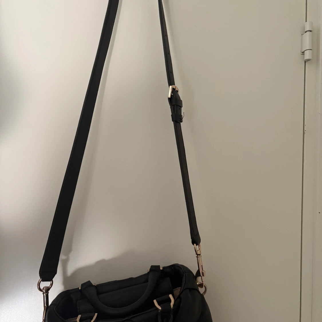 Svart quiltad axelväska från Guess - 1