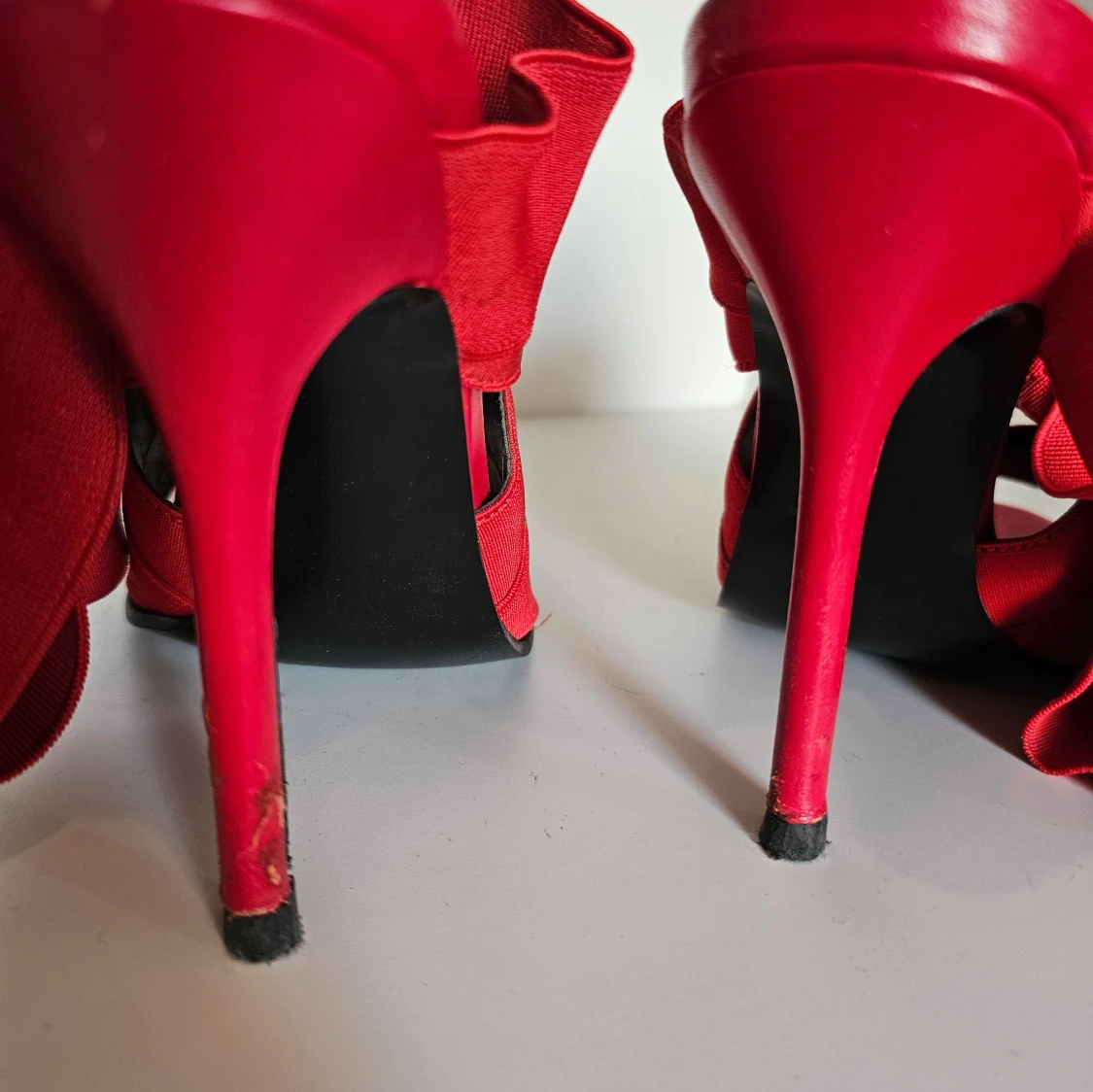 Röda klackade sandaler med omlottband - 2