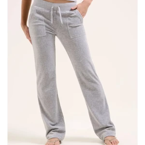 Grå juicy couture byxor - Superbekväma grå mjukisbyxor med raka ben och bred resår i midjan. Byxorna har snörning framtill och stora fickor på sidorna. Perfekta för chill dagar eller när du vill vara extra comfy. Använd endast 2 gånger