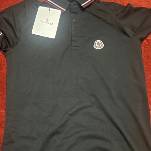 Moncler pike  - säljer min moncler piké då den inte passar storlek M men kan passa 