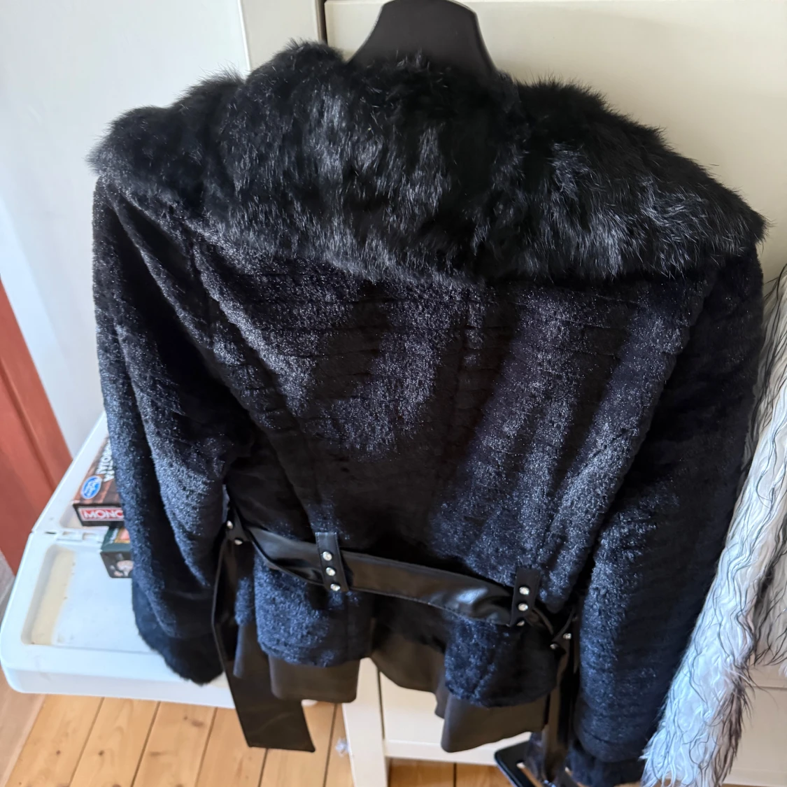 Svart pälsjacka från aviatRyk - 1