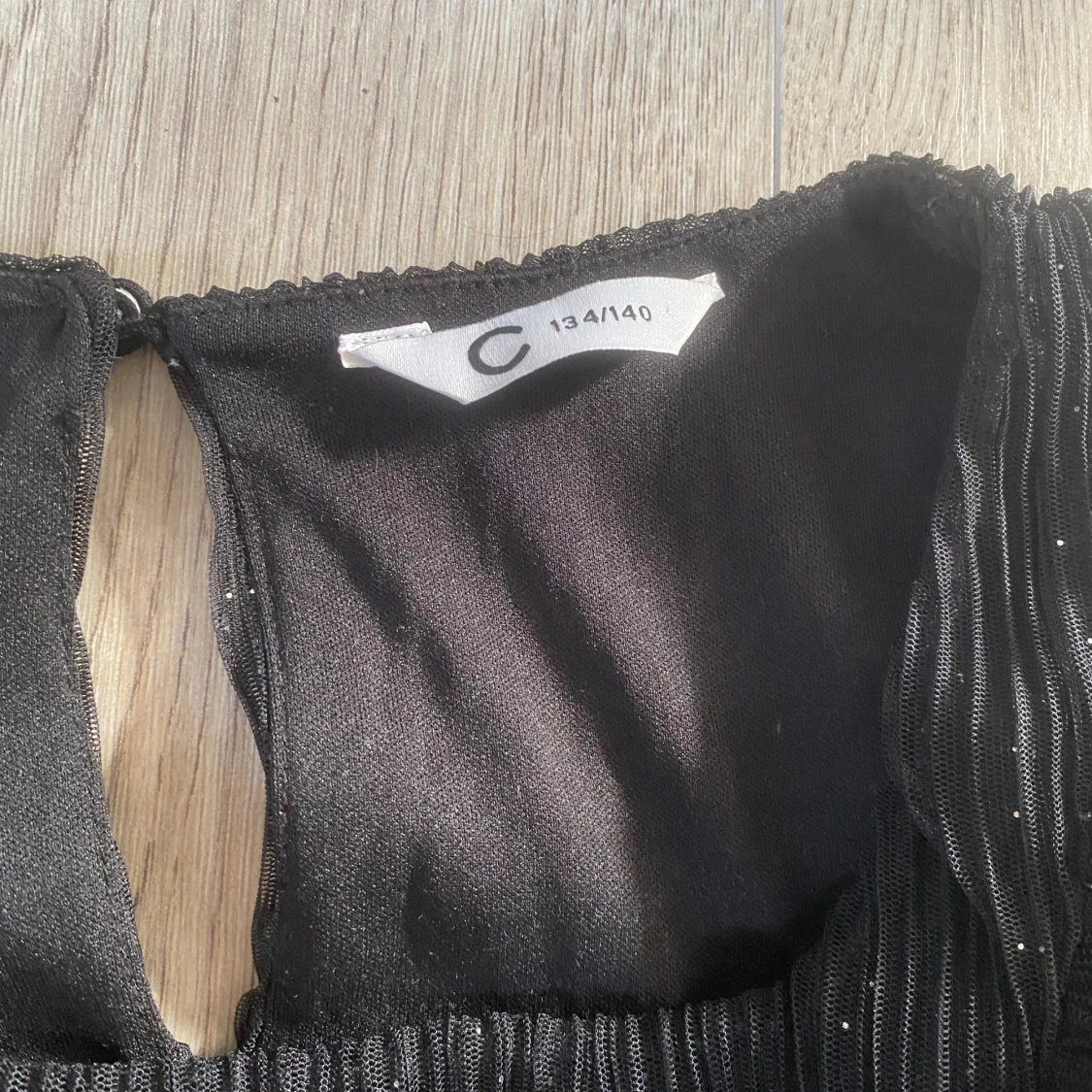 Svart glittrig byxdress med volanger - 2