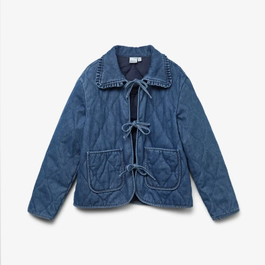 Quiltad jeansjacka med knytning