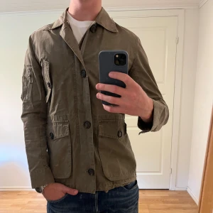 Field jacka mörkgrön Tiger of Sweden  - Säljer denna sjukt snygga fieldjackan från Tiger of Sweden⭐️ Färgen är mörkgrön och storleken är M✅ Den har inga defekter och skicket är utomordentligt🙌🤝 Sjukt najs passform och passar perfekt till hösten🍁🙌 Tveka inte på att höra av er dig vid minsta fråga eller fundering😊