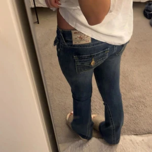 Mörkblå jeans från True-religion!! - Inte mina bilder!! Säljer true religion W24 i joey low rise. Lite slitna nere vid fötterna (uppspättade)