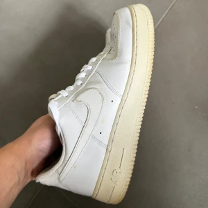 Nike Air Force 1  - Nyskick. Stl 44. Ligger och dammar här bara tyvärr. Finns en skada se sista bild. 
