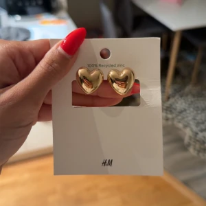 Guldiga hjärtformade örhängen H&M - Endast testade