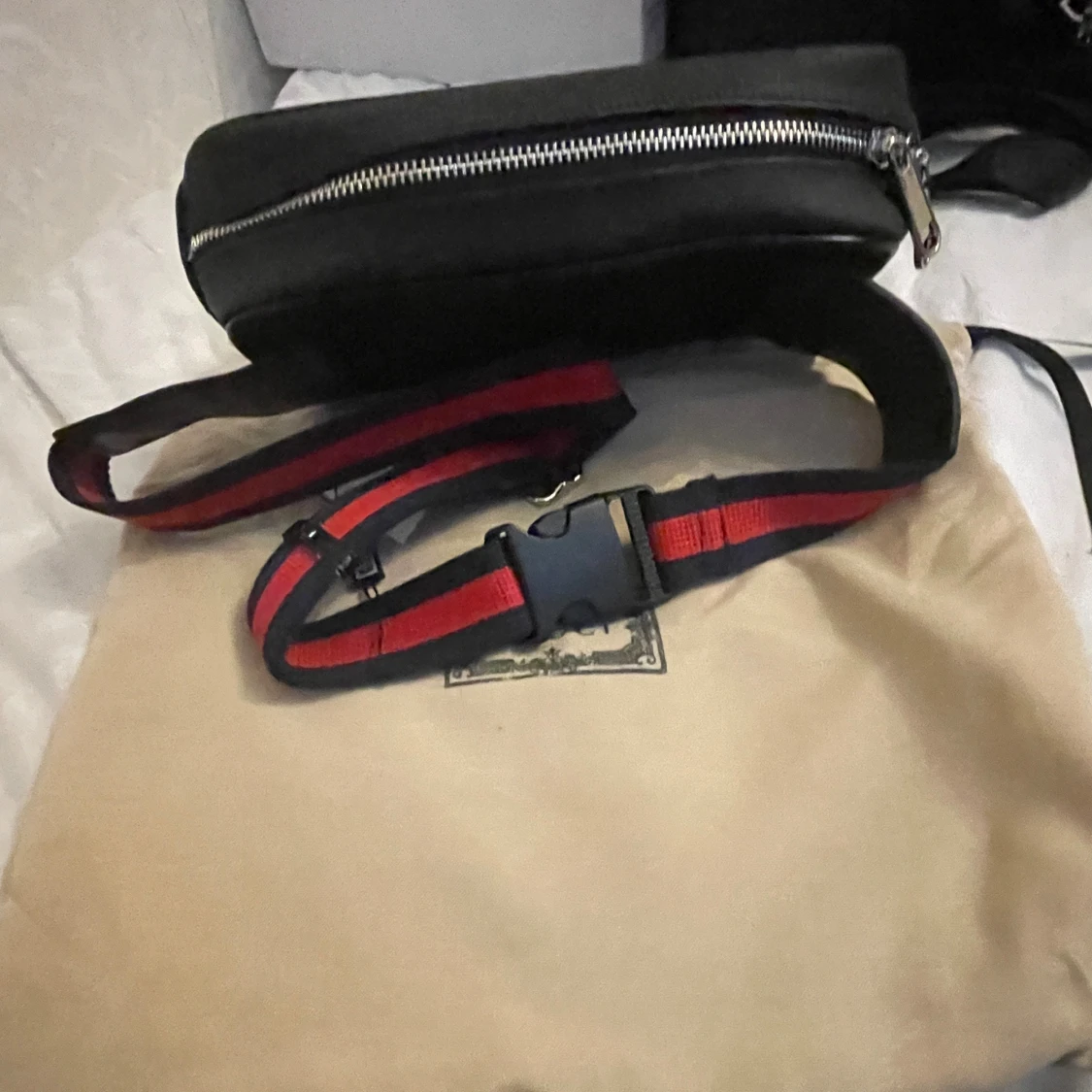 Gucci svart axelväska med patchar - 1