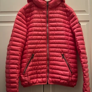 Rosa Colmar jacka  - Snygg rosa jacka från colmar. Storlek 12år💕