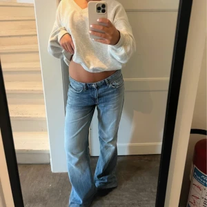 Ljusblå baggy/ raka / bootcut jeans  - Skriv till mig innan ni köper! Skulle säga att stoleken är mellan 36/38. Från Zara. Supersnygga! Och i jättebra skick! Säljer ett par ljusblå Levis jeans med bootcut-modell och låg midja. Jeansen har klassisk femficksdesign, raka ben som blir vidare nedtill och är tillverkade i mjukt denim. Perfekta för en avslappnad och trendig look.