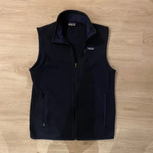 Patagonia fleece väst mörkblå  - Patagonia fleece väst i väldigt bra skick. Använd endast 2 gånger.