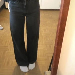 Jeans - Snygga jeans från Monki. Använda men bra skick. Skriv för mer bilder 💓