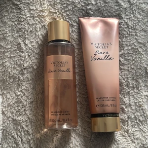 Victoria secret, bare vanilla  - Säljer använt Victoria secret, bare vanilla body mist. Luktar jätte god men har dock köpt 2 andra som jag gillar mer, krämen är inte använt så mycket bara 2 gånger och bodymisten kan ni se. Priset kan sänkas!