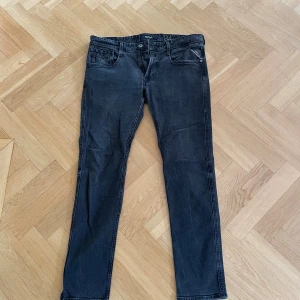 Replay gråa jeans, slim fit - Gråa jeans från replay! Riktigt snygga i bra skick!✅ midja: 34       Längd:32✅                                     Nypris: 1199      Mitt pris:   699✅                                  Hör av er vid frågor!😃