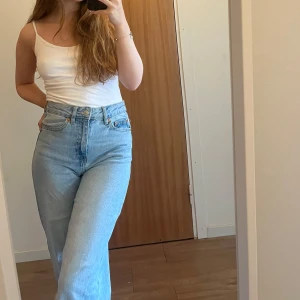 Raka jeans  - Super fina jeans som är raka och högmidjade, sitter jätte snyggt på! Är väldigt bra skick också. Normal i storleken. Jag är 1.58 cm lång och dessa passar bra till längden