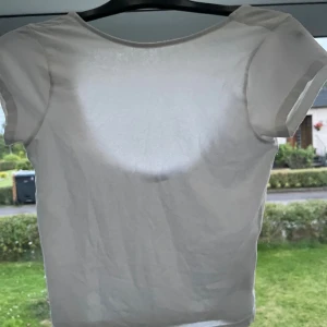 Vit tight topp från Cubus - Vittopp från Gina tricot med öppenrygg i storlek 170. Står ej för frakt eller postens slarv!