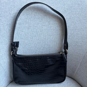 Väska  - En liten väska från Kappahl som är i bra skick, har en innerficka med dragkedja🌸