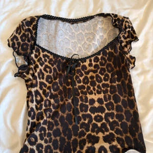 Leopard tröja - Snyggt leopard Linne från Nelly🥰 Storlek M