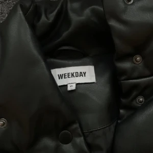 Pufferjacket  - Säljer nu en pufferjacket ifrån Weekday. Den är i mycket bra skick och håller värmen bra!🙌🏼😌i storlek Xs, men med en oversized fit. Ett riktigt kap nu i vinter! ( köptes för 999kr ny) - lånade bilder från förra säljaren. Jackan är inte använd av mig dock, endast testad 🫶🏻