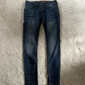 Mörkblå skinny jeans Jack & Jones - Snygga mörkblå skinny jeans från Jack & Jones med slitningar och lätt tvättad look. Klassisk I princip helt oanvända och i Nyskick! 