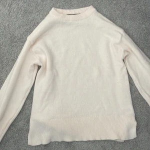 Ljusbeige stickad tröja från 157 - Supermjuk och enkel ljusbeige stickad tröja från Lager 157. helt oanvänd💕
