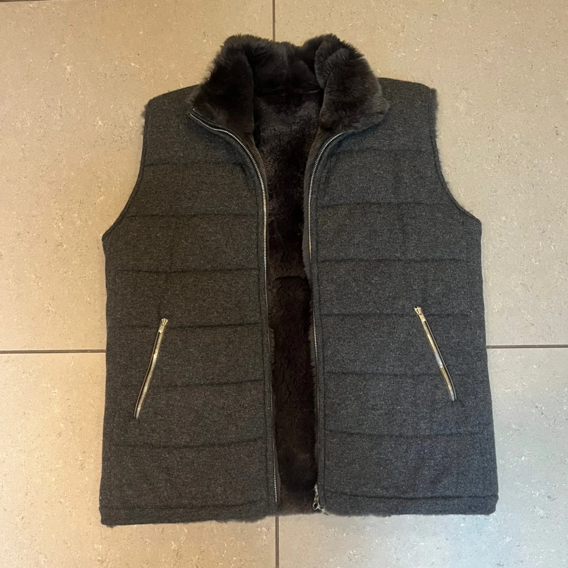 Mörkgrå pälsväst från N.Peal London
